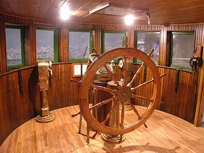 A ship's steering wheel at the maritime museum.