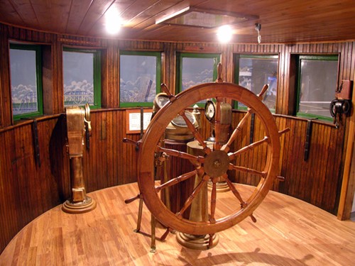 A ships wheel at the Maritime Museum.