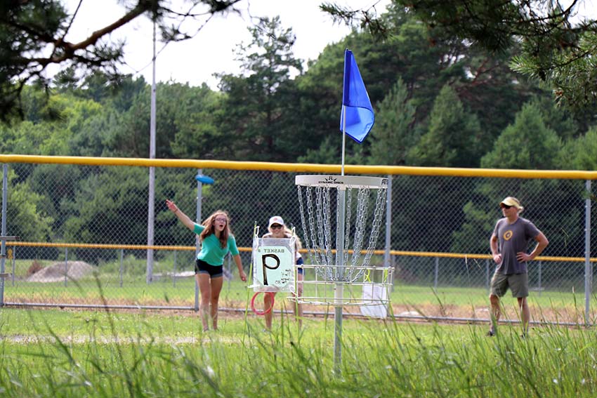 People playing disc golf