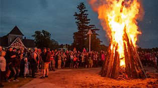 Community Visitor Centers Large crowd by fire in Ephraim
