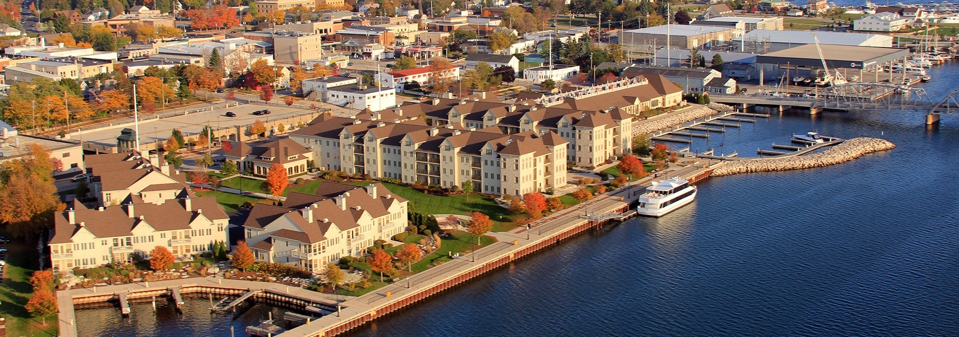 A large meeting venue in Door County sits along the water during a sunny day